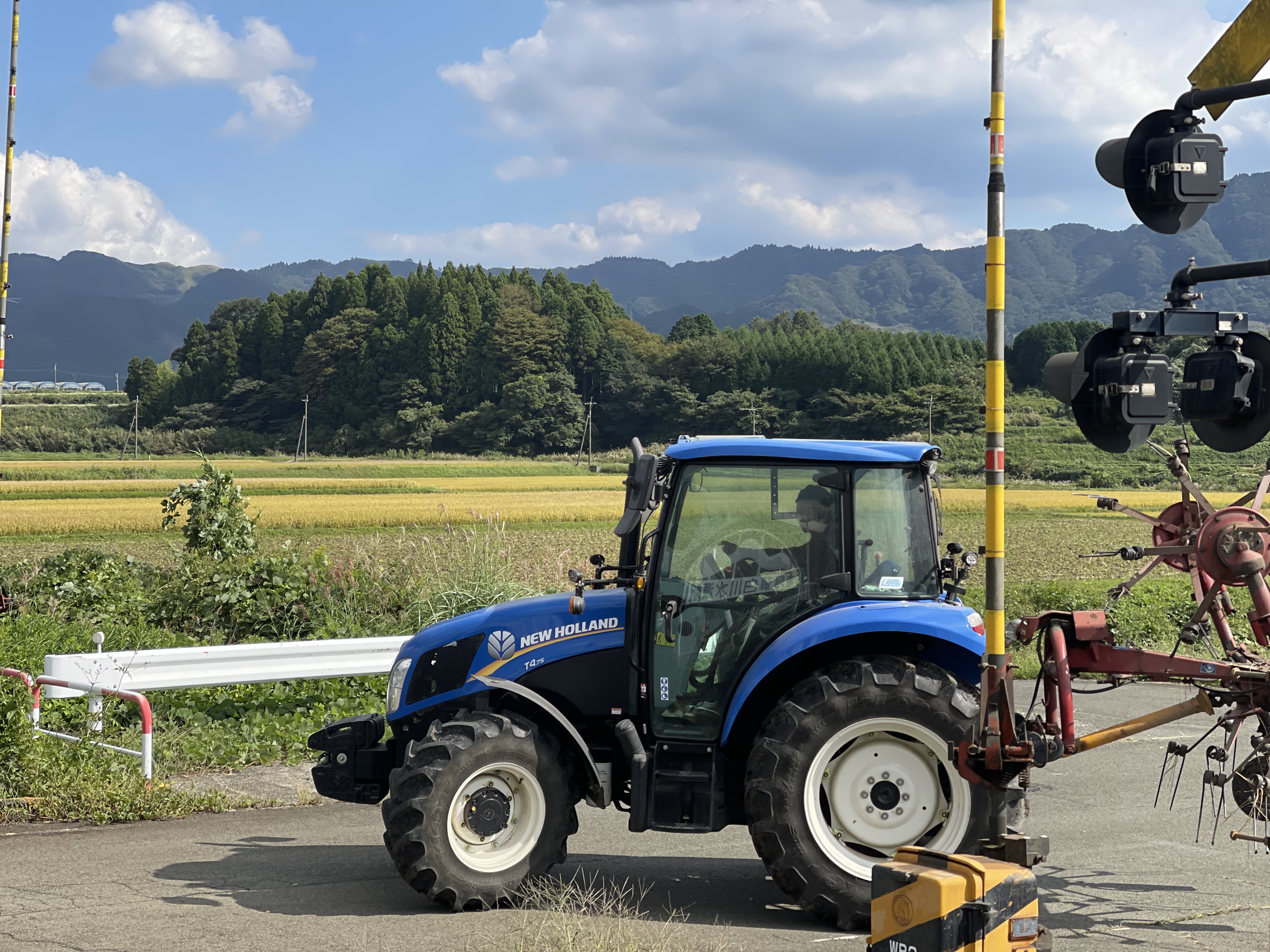 白川水源駅の踏切で(収穫ですね)